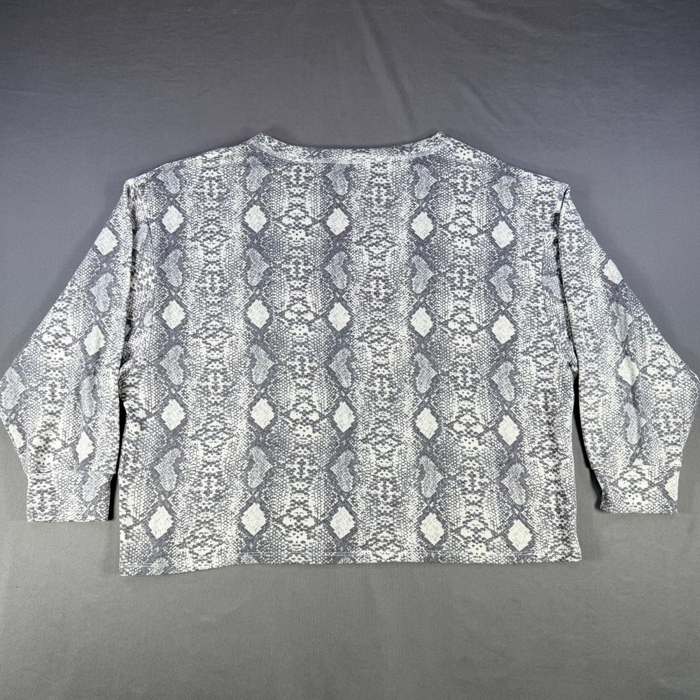 VICI Snakeskin Print Top Womens Medium Grey White Animal Crew Neck Casual FT4849 - Picture 5 of 7